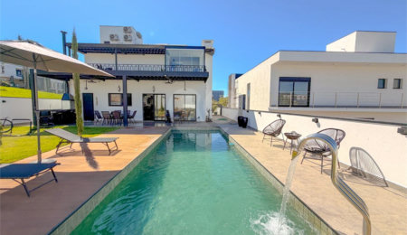 Casa à venda com 3 suítes no condomínio Figueira Garden, Atibaia - SP
