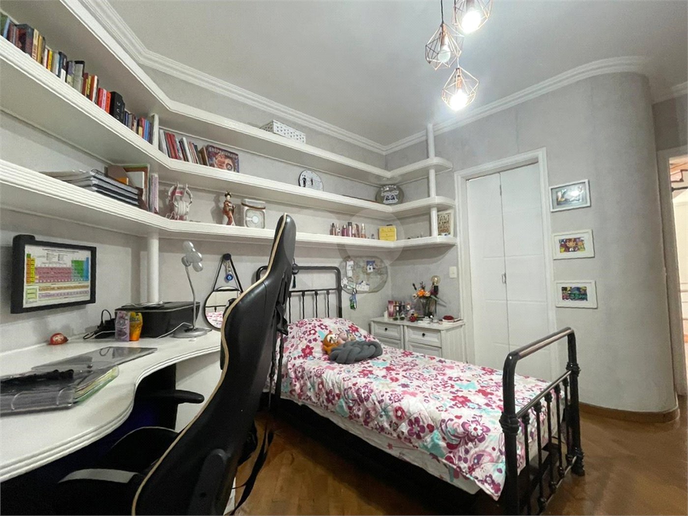 Casa à venda com 4 quartos, sendo 2 suítes, no condomínio Residencial Itatinga I, São Paulo - SP