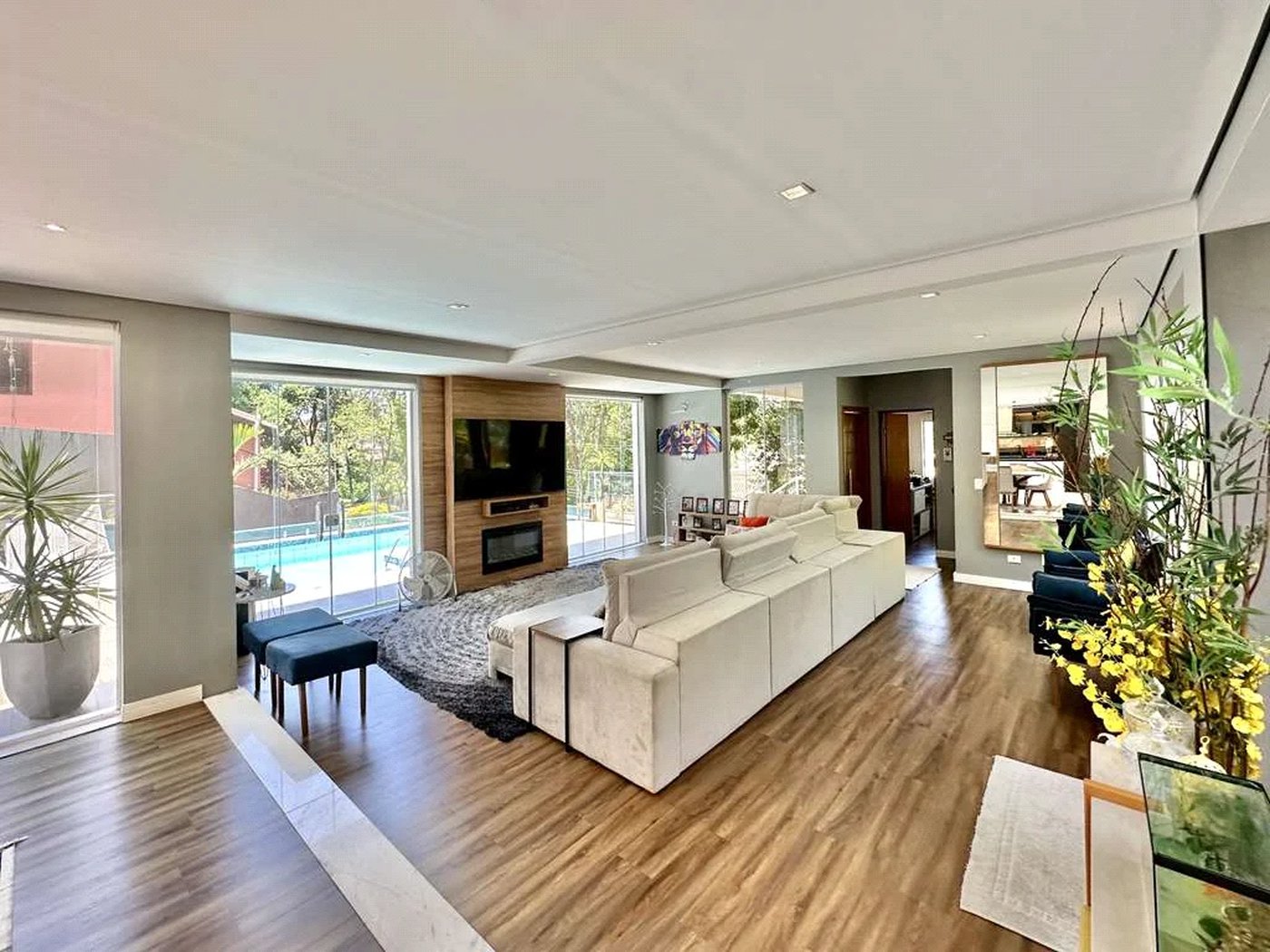 Magnífica Casa Contemporânea na Fazendinha - 4dorms | 3 Suites | Gourmet, piscina, lareira, hóspedes, escritório! Muito Verde e Tranquilidade em um dos melhores condominios da Região .