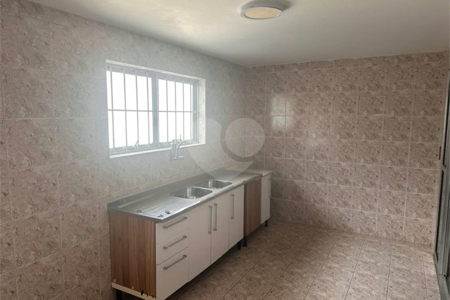 Sobrado à venda com 2 quartos em Vila Zat, São Paulo, SP