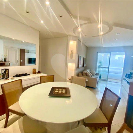 Apartamento de 03 dormitórios sendo 1 suíte e 02 vagas de garagem.