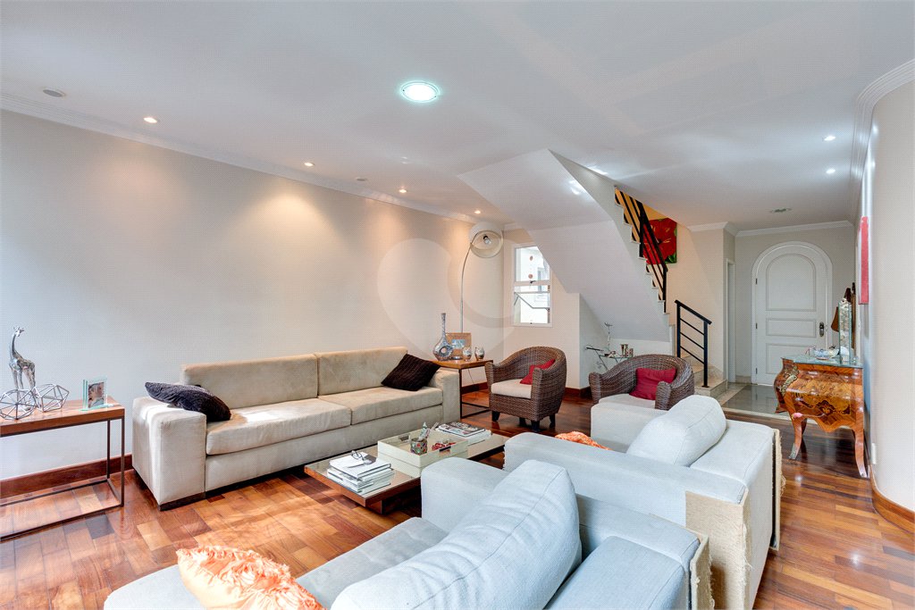 Casa à venda com 3 suítes no condomínio Vila Versalhes, São Paulo - SP