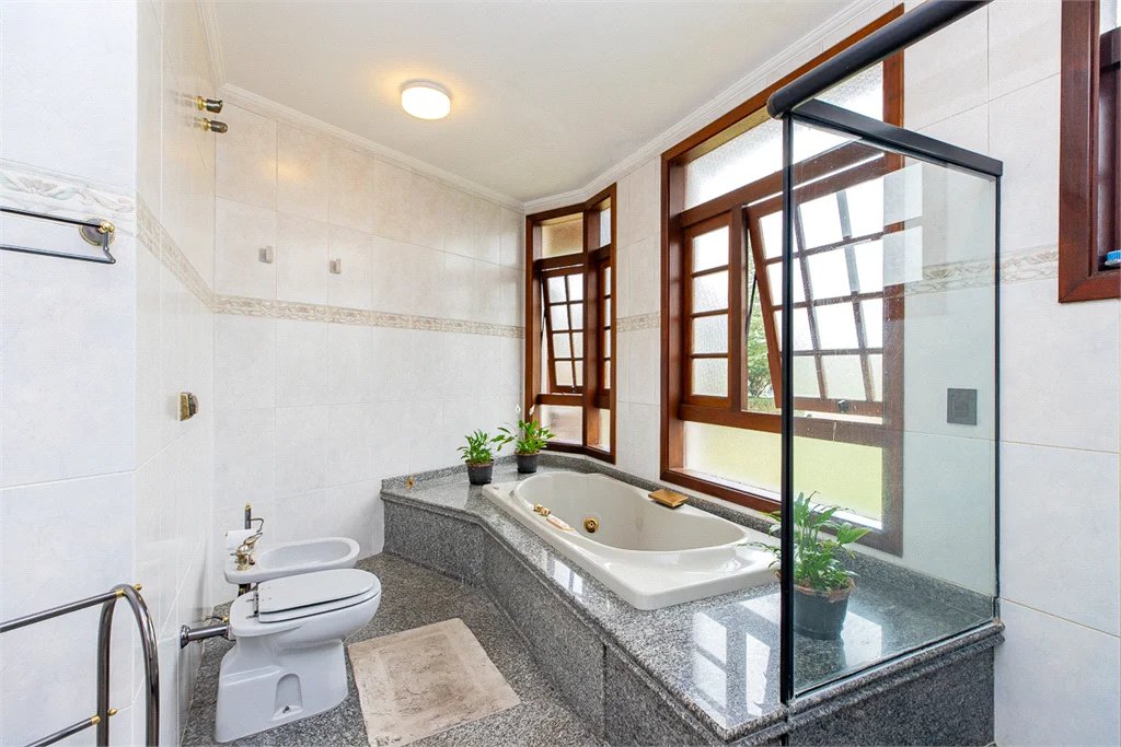 Casa à venda com 5 quartos, sendo 3 suítes, no condomínio Residencial Morumbi, São Paulo - SP