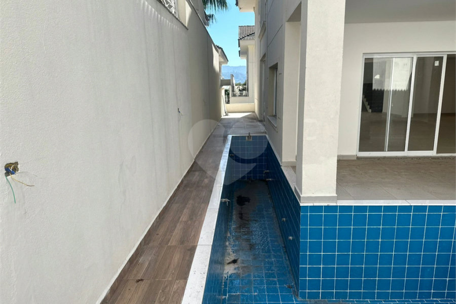 Casa à venda com 4 suítes no condomínio Villaggio Houda, São Paulo - SP
