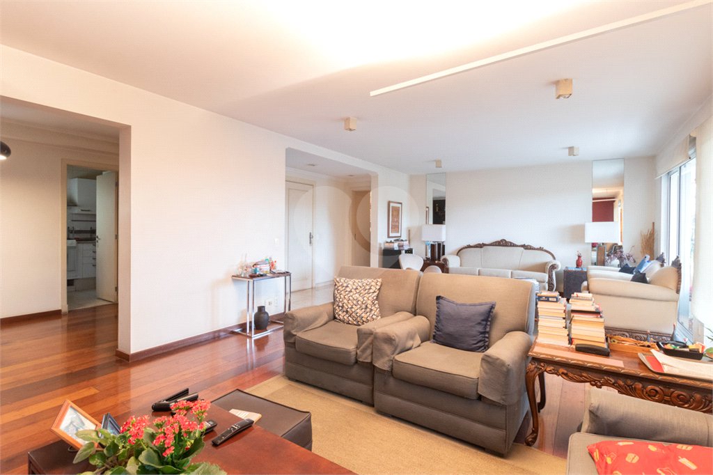 Apartamento à venda com 4 quartos, sendo 2 suítes,  em Alto de Pinheiros, São Paulo, SP