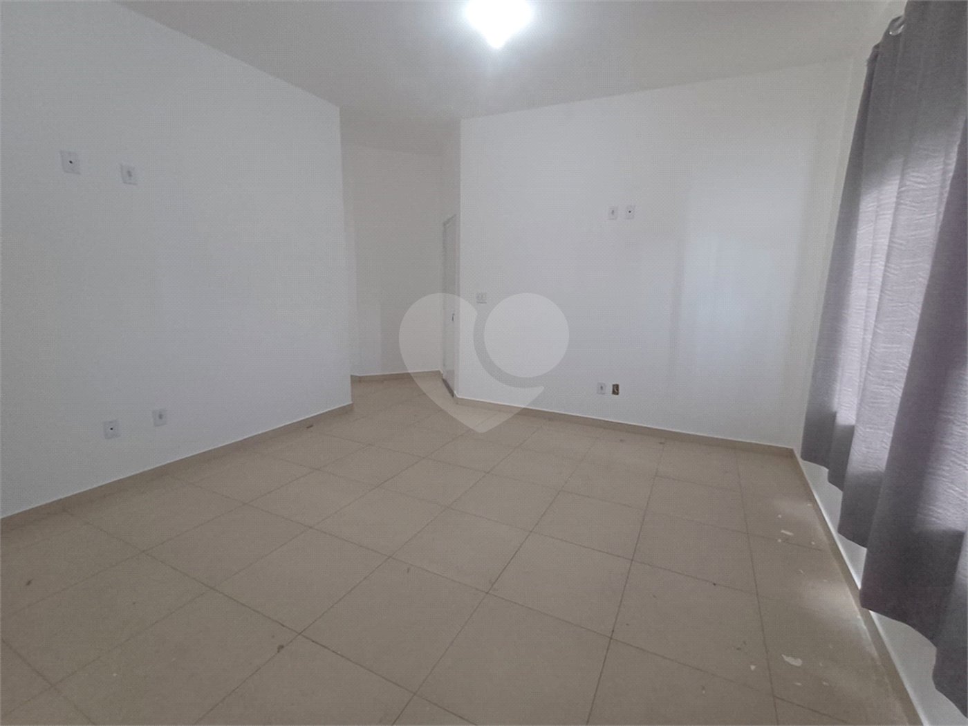 Casa à venda com 3 quartos, sendo 2 suítes, no condomínio Sollaris, Araraquara - SP
