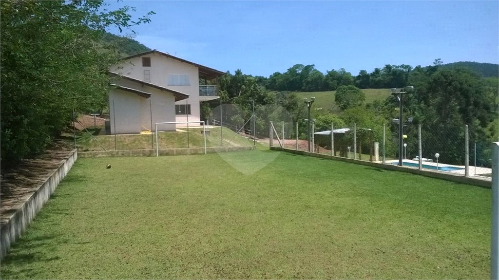 Chácara à venda com 4 quartos, sendo 2 suítes,  em Batatuba, Piracaia, SP