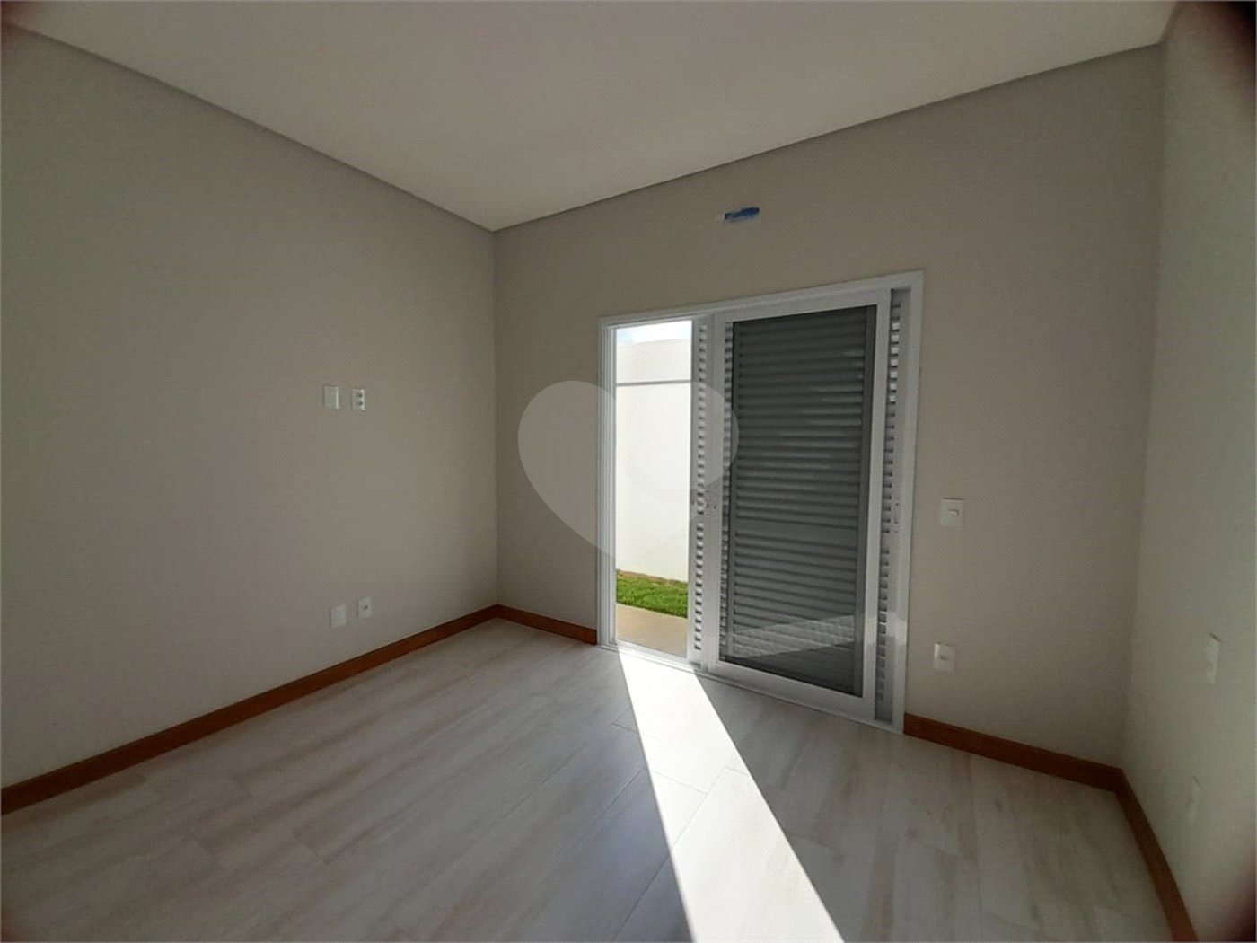 Belíssima Casa à Venda no Condomínio Damha IV