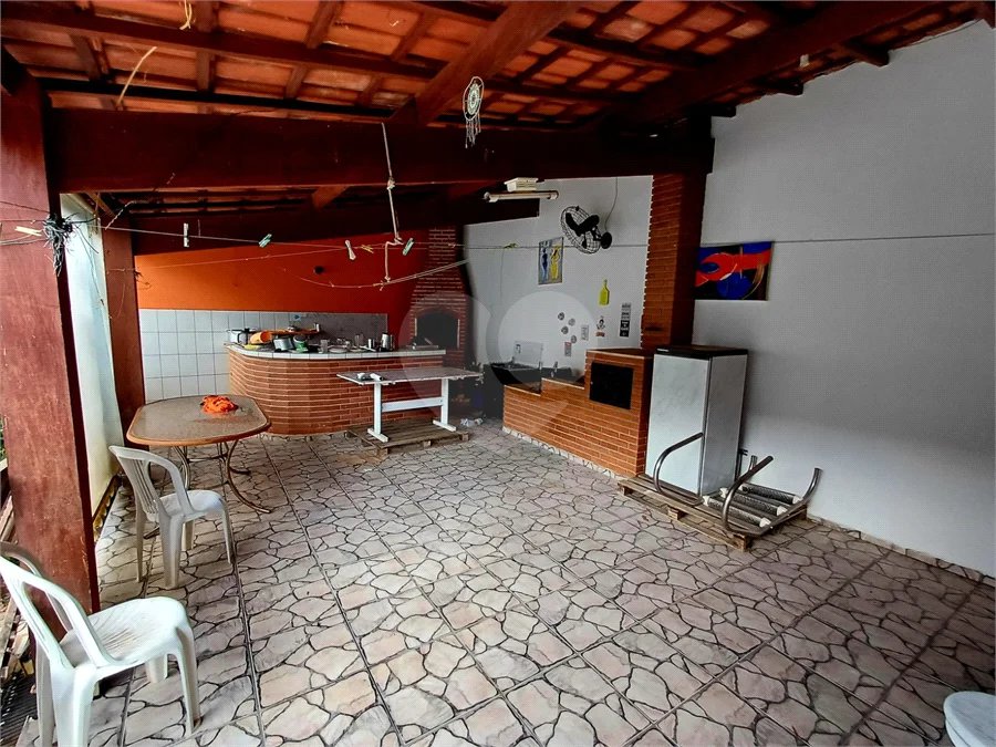 Casa à venda em Atibaia com 5 dormitórios (1 suíte), piscina e área gourmet, 2 vagas garagem, avalia permuta e financiamento