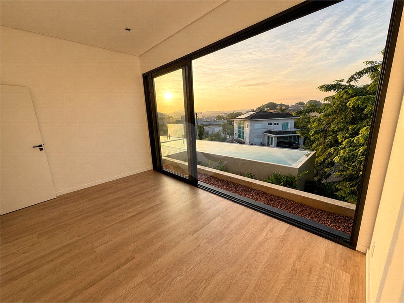 Casa à venda com 4 quartos, sendo 3 suítes,  no condomínio Terras de Santa Teresa, Itupeva - SP