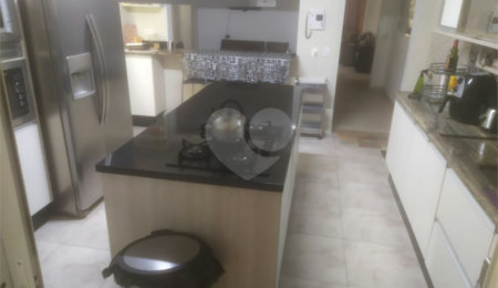 Sobrado à venda com 4 quartos em Cupecê, São Paulo, SP