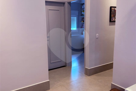 Sobrado à venda com 4 quartos, sendo 2 suítes, em Vila Santo Antônio, Cotia, SP