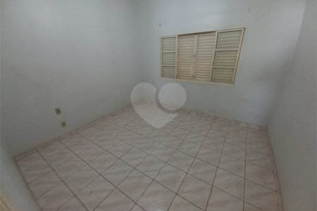 Casa Térrea com 3 dormitórios, sendo 1 suíte.