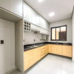 Indaiatuba - Jardim Bom sucesso - Área total: 150m² - Área construída: 115m² - 3 dormitórios sendo 1 suíte com armário planejado;Sala para dois ambientes; Banheiros com box gabinetes e espelhos; Área gourmet com churrasqueira a carvão e móveis planejados; Lavanderia coberta; Ar condicionado na sala