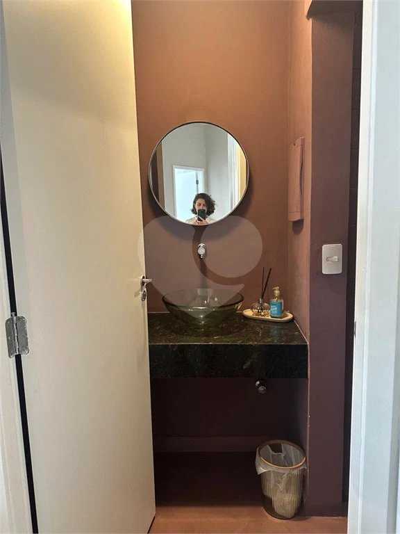 Sala comercial para venda ou locação na Avenida Paulista. 68m2
