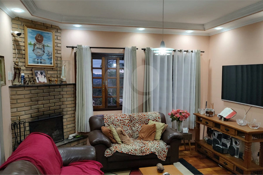 Casa à venda com 4 quartos, sendo 1 suíte, no condomínio Parque Suiça, Caieiras - SP