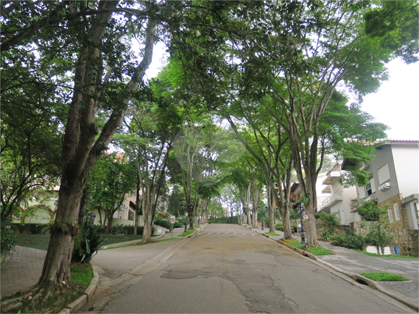 Casa à venda com 4 quartos, sendo 2 suítes, no condomínio Vila das Flores, São Paulo - SP