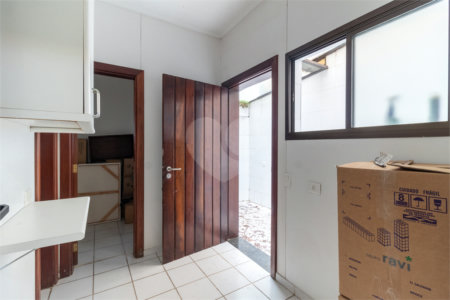 Casa à venda com 4 quartos, sendo 2 suítes,  no condomínio Vila das Flores, São Paulo - SP
