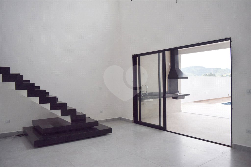 Casa à venda com 4 suítes no condomínio Figueira Garden, Atibaia - SP