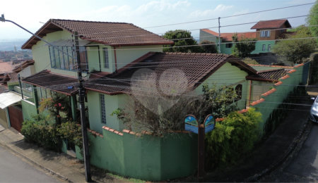 Casa à venda com 3 quartos, sendo 1 suíte,  no Centro, Extrema, MG
