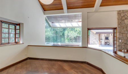 Casa à venda com 5 quartos, sendo 3 suítes, no condomínio Granja do Morumbi, São Paulo - SP