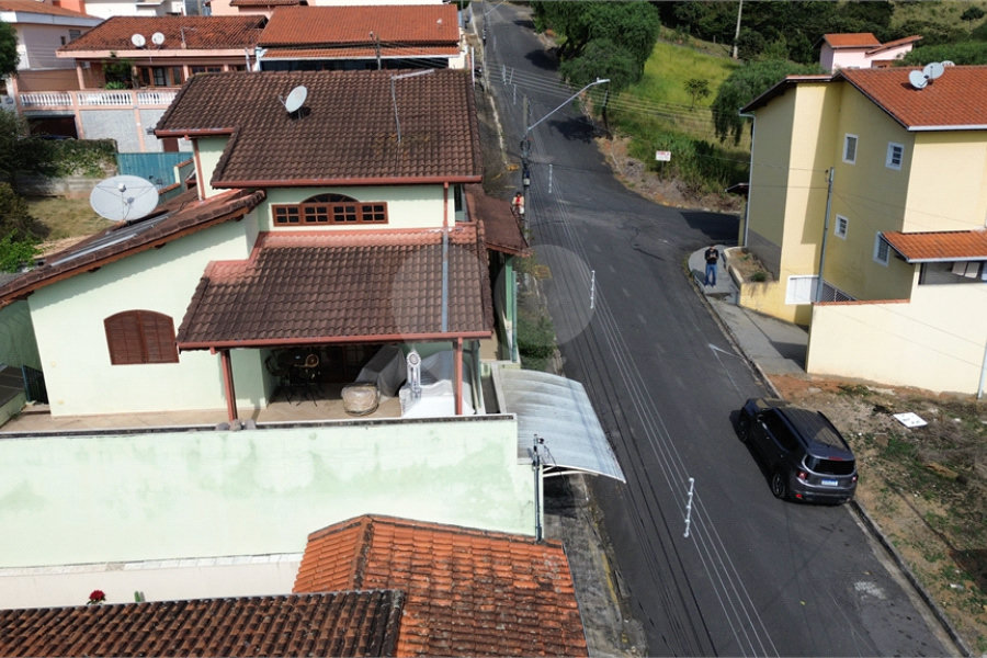Casa à venda com 3 quartos, sendo 1 suíte, no Centro, Extrema, MG