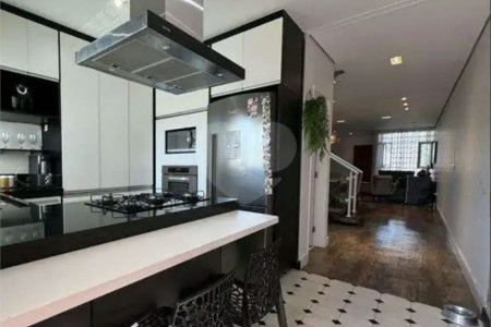 Sobrado com 3 quartos e garagem para 5 veículos.