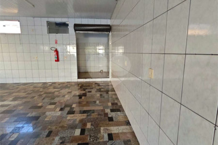 ?Oportunidade Única em São Carlos: Salão Comercial + Casa Independente nos Fundos – Ideal para Investidores!