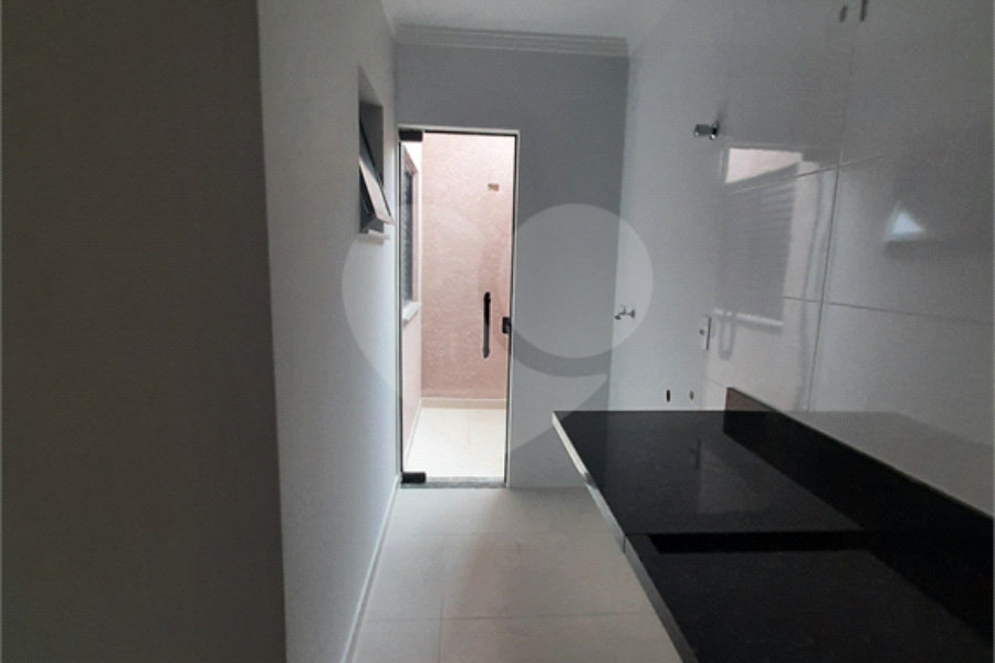 Apartamento com 37m2, 2 quartos, banheiro, sala, cozinha, quintal e SEM vaga de garagem