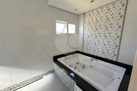 Casa alto padrão condomínio fechado em Atibaia com 4 suítes e ampla área de lazer, espaço gourmet, piscina, 6 vagas garagem