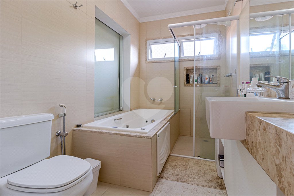 Casa à venda com 3 quartos, sendo 1 suíte, em Alto da Boa Vista, São Paulo, SP