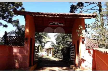 Chácara à venda com 8 quartos, sendo 3 suítes, no Centro, Toledo, MG