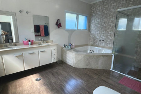 Casa à venda com 5 quartos, sendo 3 suítes, no condomínio Swiss Park, São Bernardo do Campo - SP