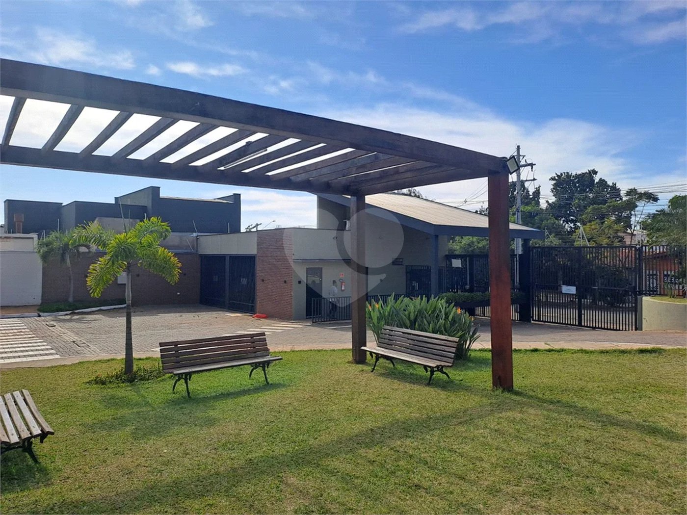 Linda Casa 3 dormitórios com piscina - R$ 950.000,00