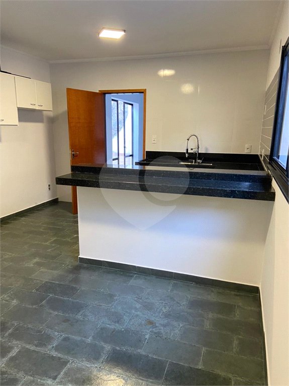 Casa à venda com 4 quartos, sendo 2 suítes,  no Centro, Serra Negra, SP