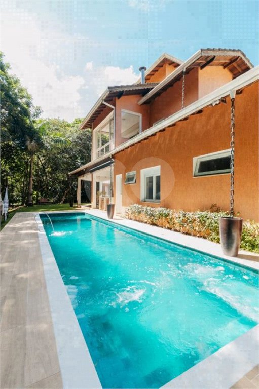 Casa à venda com 5 quartos, sendo 4 suítes, no condomínio Figueira Garden, Atibaia - SP