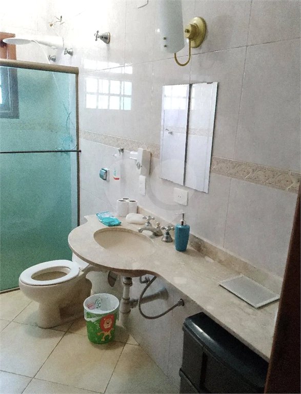 Casa à venda com 4 quartos, sendo 1 suíte, no condomínio Quinta da Cachoeira, Embu das Artes - SP