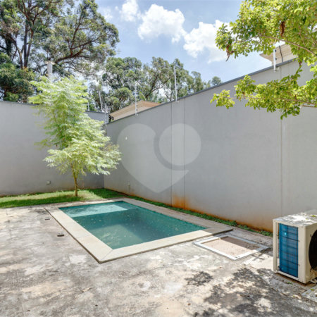 Casa à venda com 4 quartos, sendo 3 suítes, no condomínio Jardim Flora, São Paulo - SP