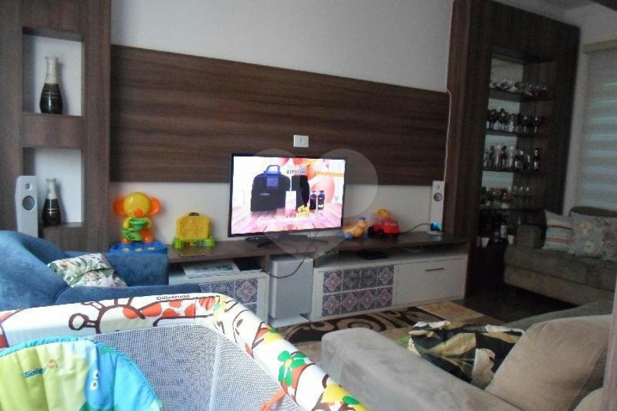 Casa à venda com 3 quartos, sendo 1 suíte, no condomínio Fernandes, São Paulo - SP