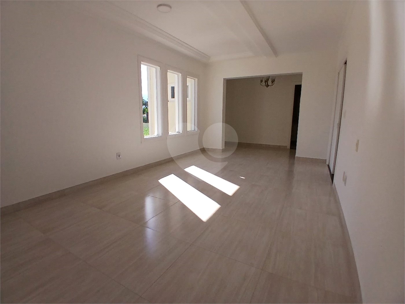 Casa à venda com 4 quartos, sendo 2 suítes, no condomínio Flamboyant, Atibaia - SP