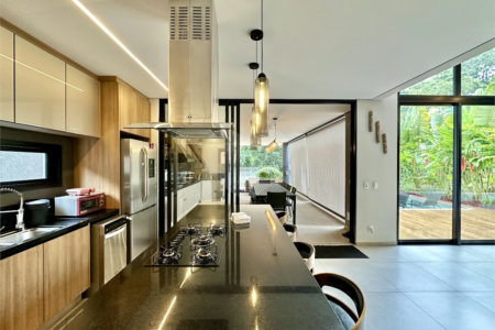 Casa à venda com 3 suítes no condomínio Reserva Santa Maria, Jandira - SP