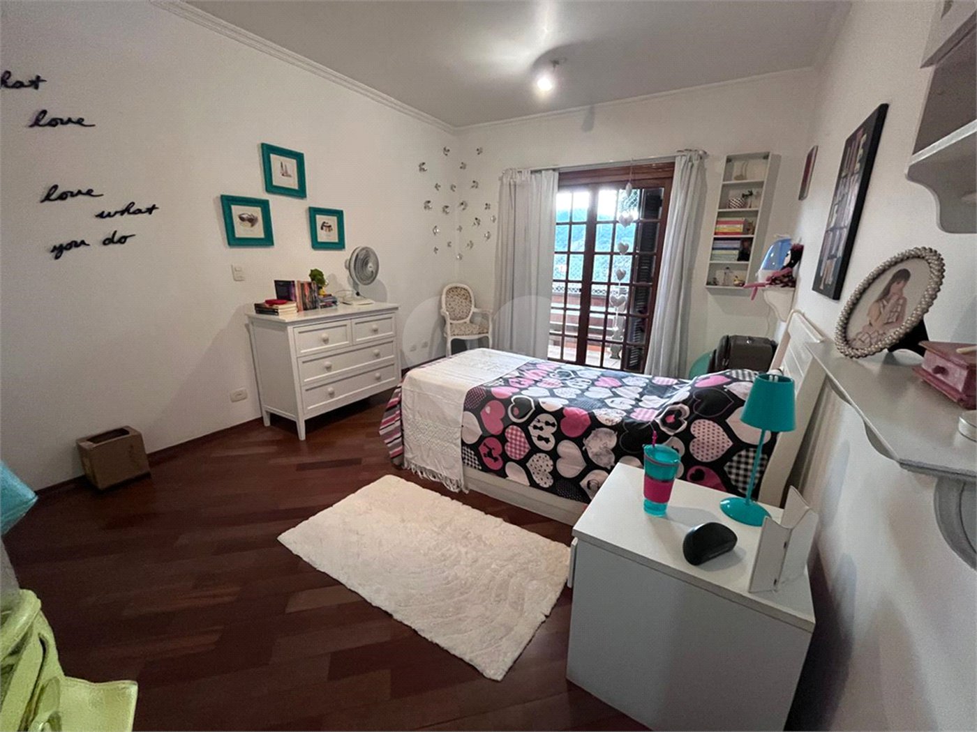 Casa à venda com 4 quartos, sendo 2 suítes, no condomínio Jornalista Américo Ariza, São Paulo - SP