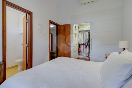 Casa à venda com 4 quartos, sendo 2 suítes, no condomínio Vila Antonieta, São Paulo - SP