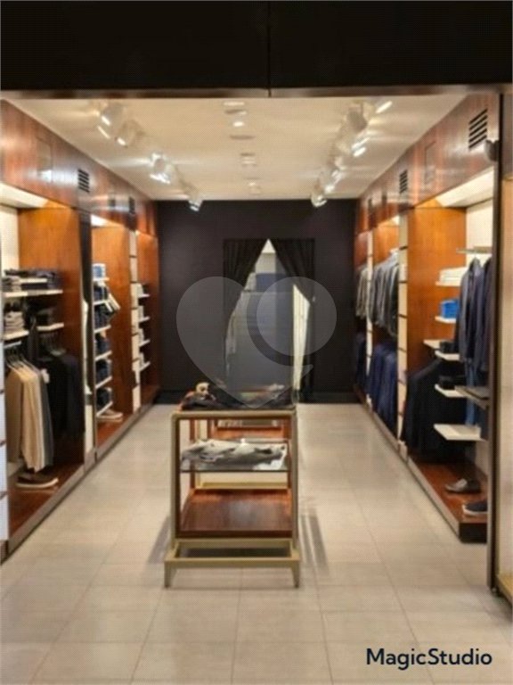 Prédio Comercial com 300m² , 3 pavimentos , refeitório , 2 banheiros , à venda no Brás.