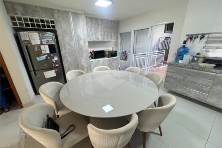 Casa à Venda com 225m² – Ampla e Bem Localizada - Estuda permuta.