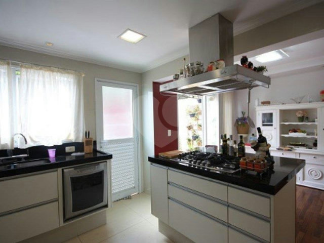 Casa à venda com 4 quartos, sendo 2 suítes,  no condomínio Melbourne Residence, São Paulo - SP