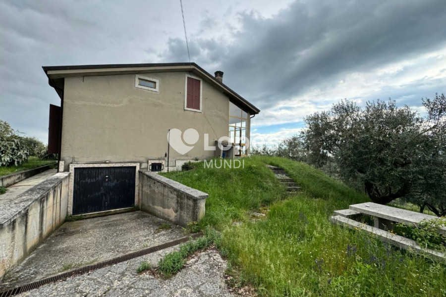Casa multifamiliar à venda em Verona, Itália – 3 unidades e 12.000 m²