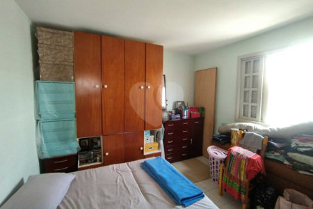 Casa à venda com 6 quartos, sendo 2 suítes, em Chora Menino, São Paulo, SP