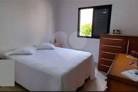 Casa à venda com 3 quartos, sendo 2 suítes, no condomínio Residencial Marchant Buarque, Atibaia - SP