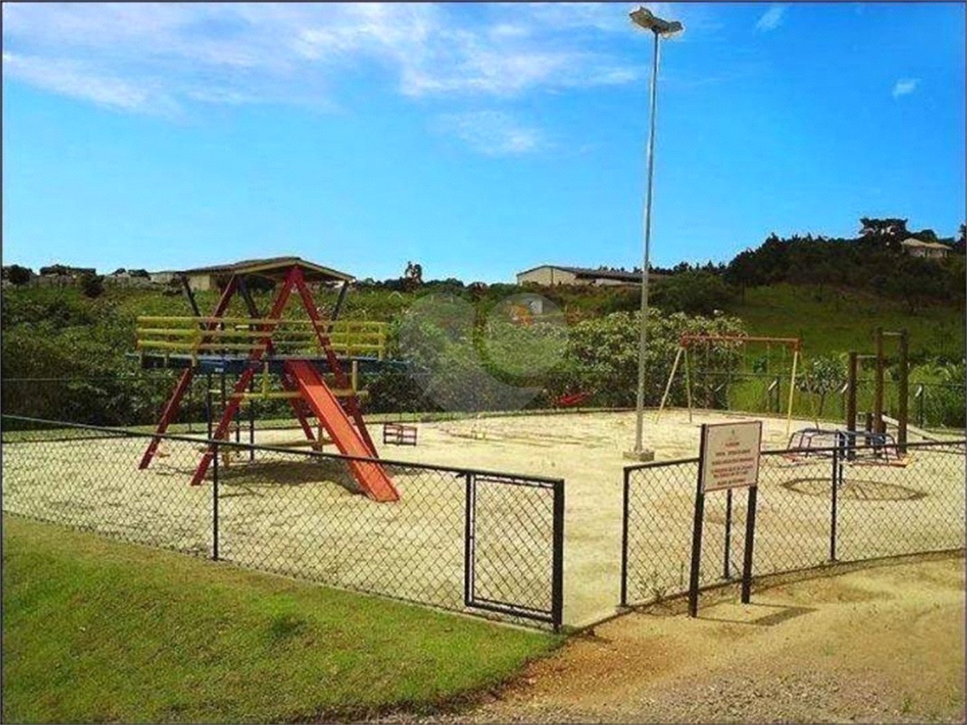Casa à venda com 3 quartos, sendo 1 suíte, no condomínio Residencial Delle Stelle, Louveira - SP